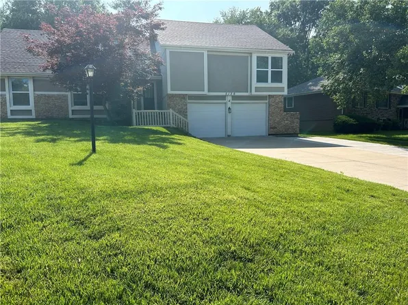 5126 Briarwood Ln, Saint Joseph, MO 64506
