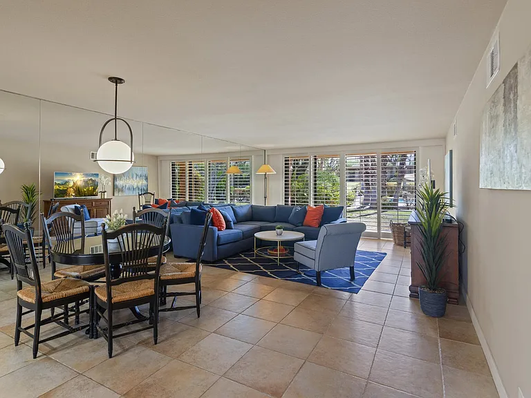 living room/dining area