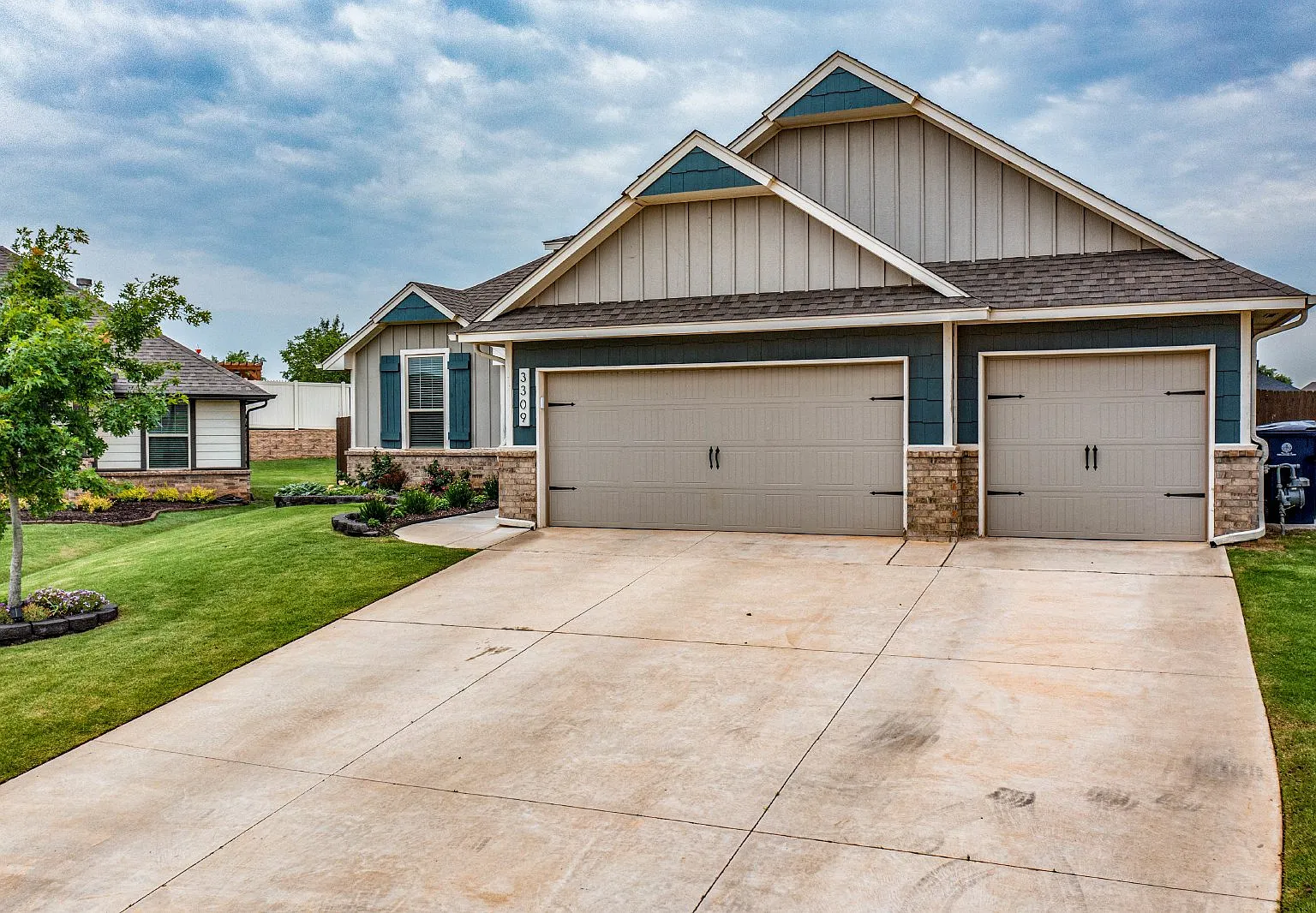 4 bed, 2.0 bath, 1800 sqft, $2,400 — Photo 2