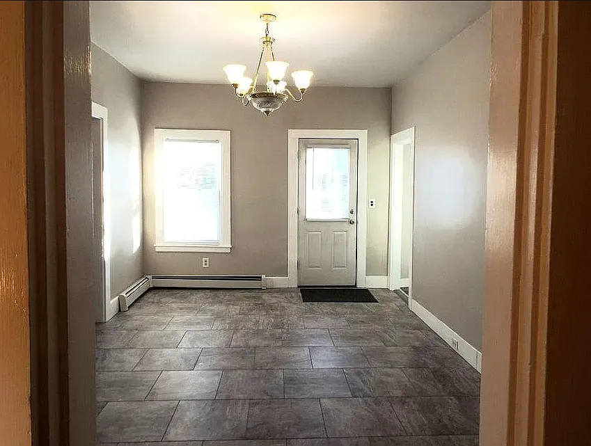 3 bed, 1360 sqft, $2,100 — Photo 3