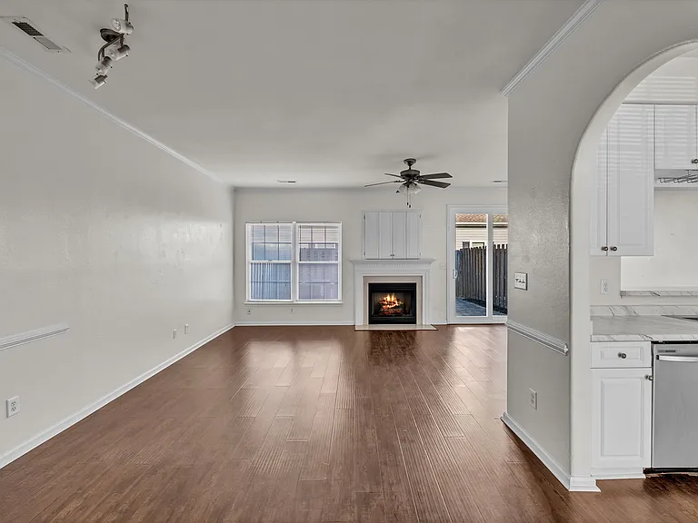 2322 Charing Cross Rd — Photo 11