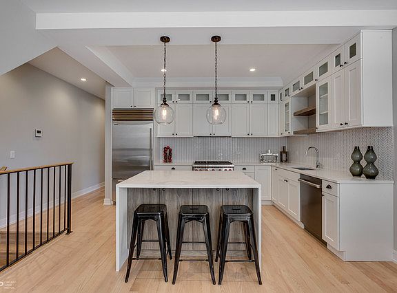 3rd image of 1350 N Claremont Ave #1