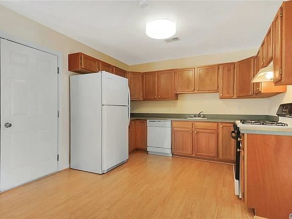 5th image of 101 Peconic Ct