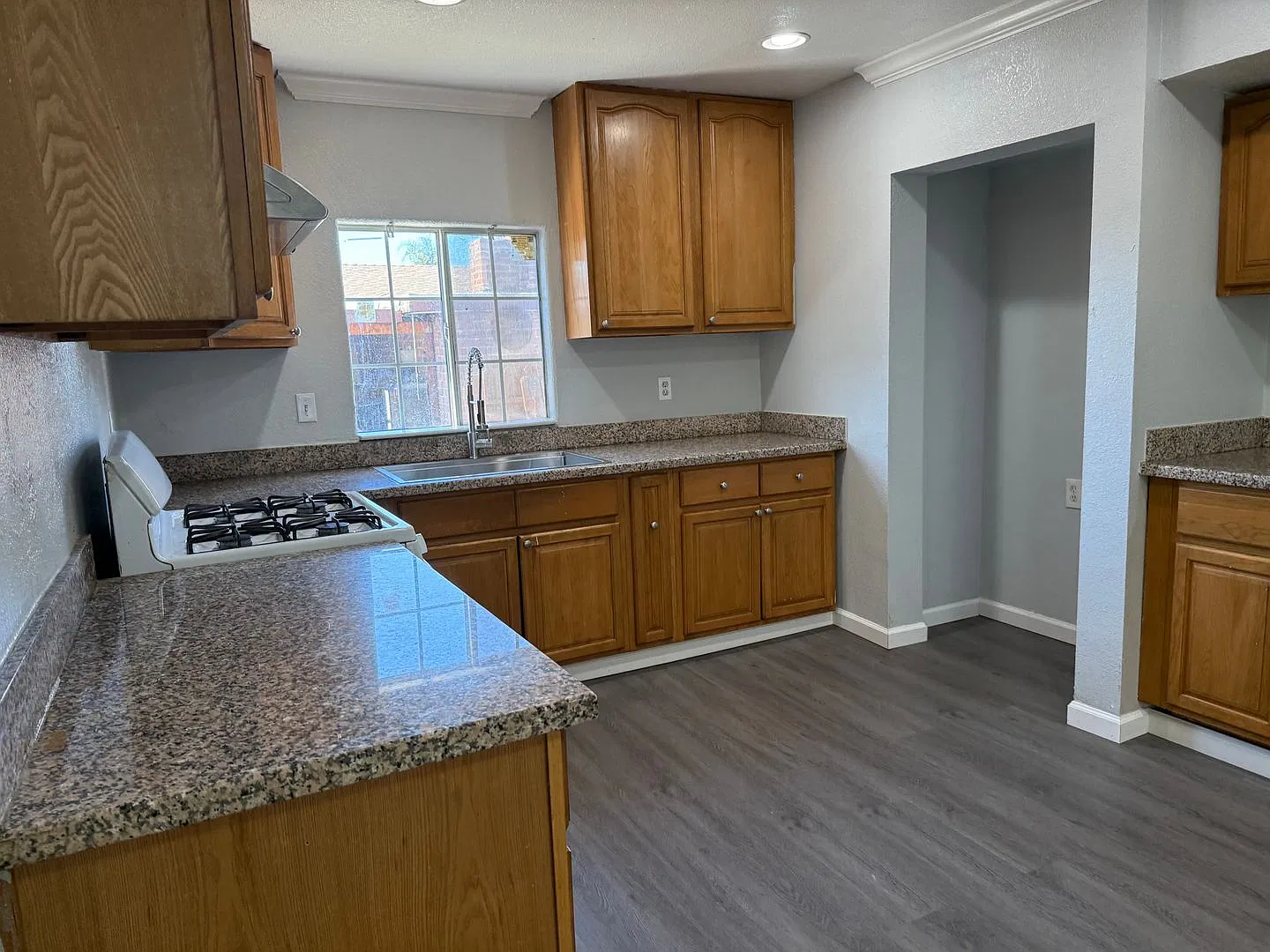 Good Neighborhood With Close Proximity To Everything /Freeway Access!! — Photo 4