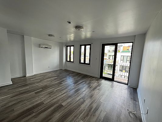 3rd image of 324 Montgomery St #C4