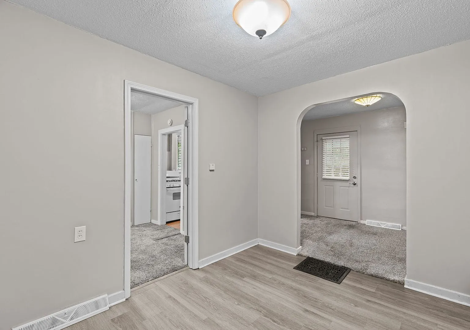 Single family family home on large lot — Photo 4