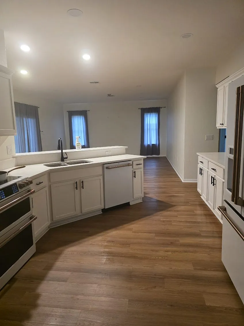 4 bed, 2305 sqft, $2,500 — Photo 1