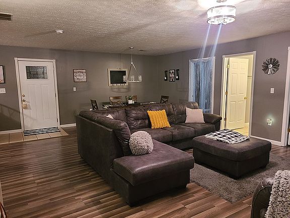 4th image of 215 Delmar Ln