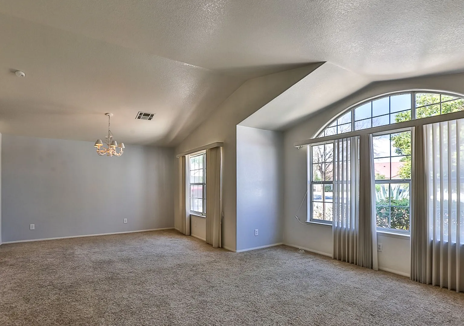 One Story home! 4 beds, pool spa, 3 car garage w/workshop. RV parking. Granite counters — Photo 4