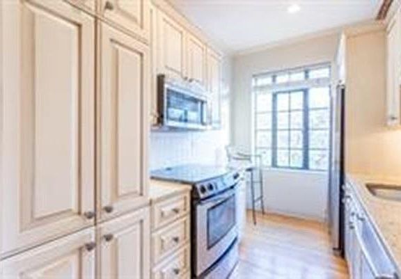 4th image of 195 Marlborough St APT 4