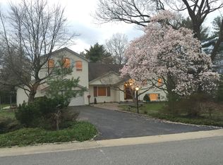 54 Woodhill Ln, Manhasset, NY 11030