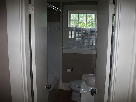 5th image of 506 E College St