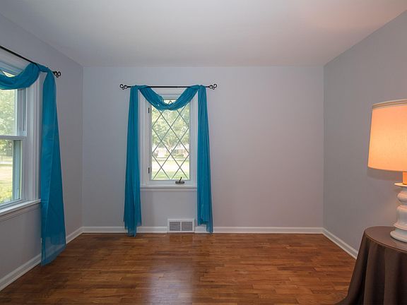 3rd image of 74 Langley Rd E