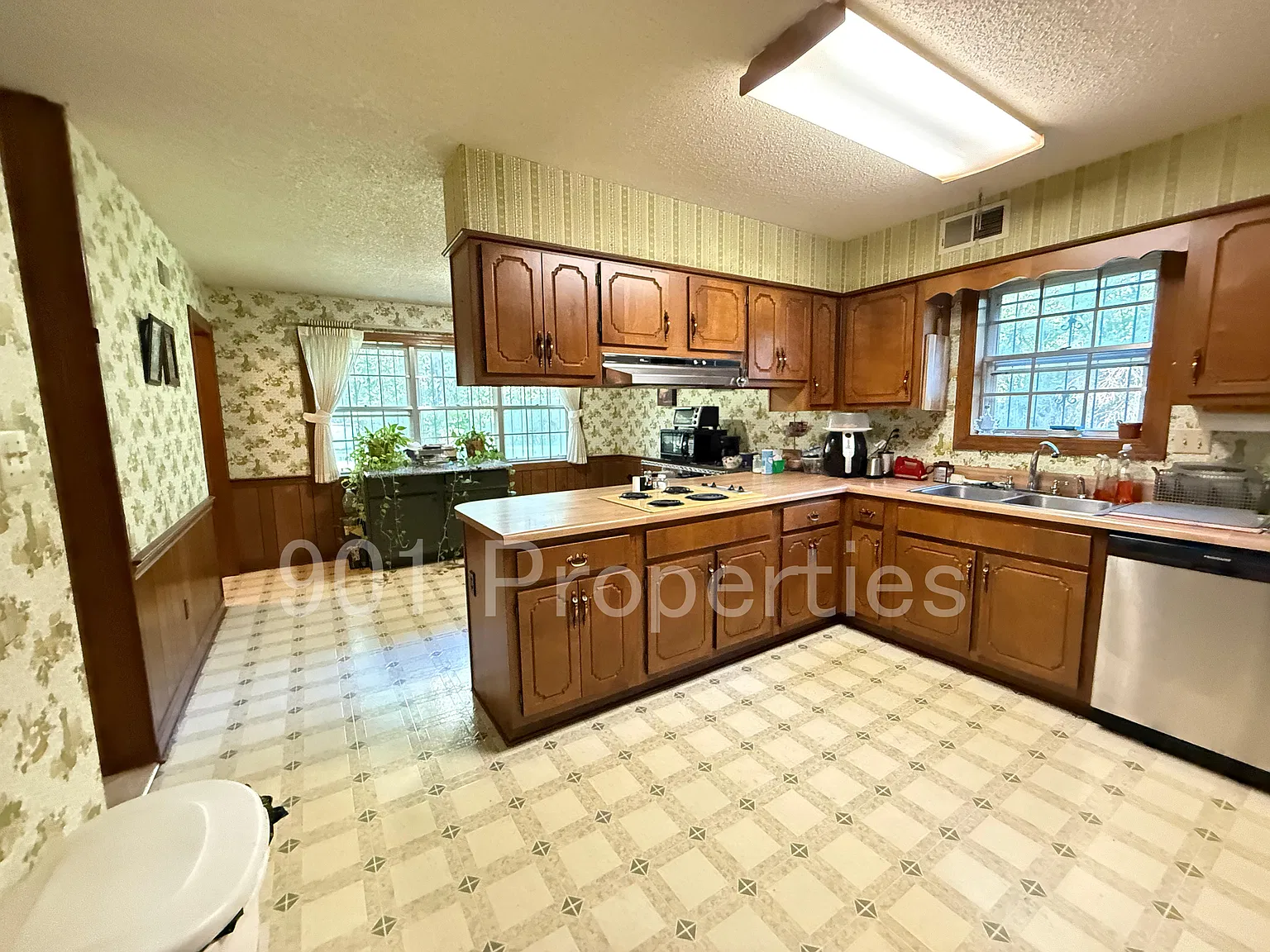 4 bed, 2.5 bath, 2462 sqft, $800 — Photo 2