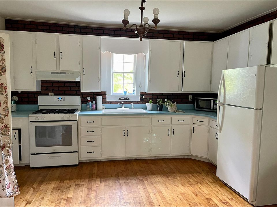 2nd image of 3189 Tenerife Rd