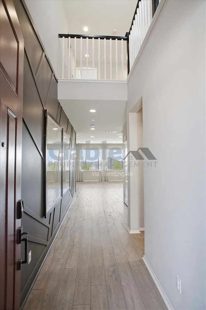 4 bed, 3.0 bath, 2529 sqft, $4,995 — Photo 2