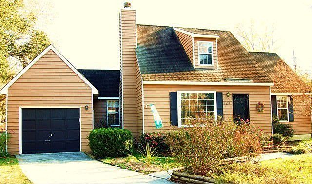 Welcome to 1802 Perch Road. Beautiful Riverfront Community