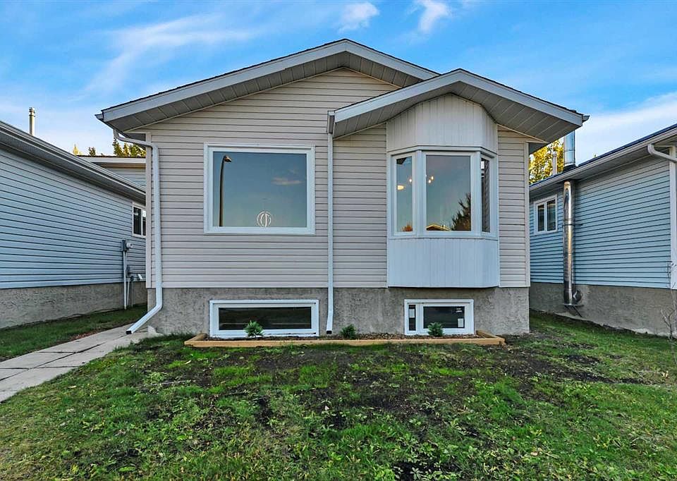1st image of 65 NW Roberts Cres