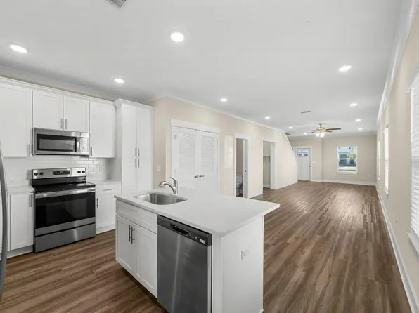 304 Date Palm Ln, Freeport, FL