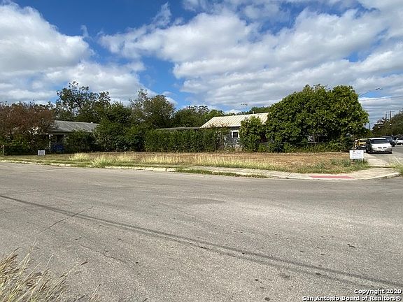 3rd image of 823 SW 24th St