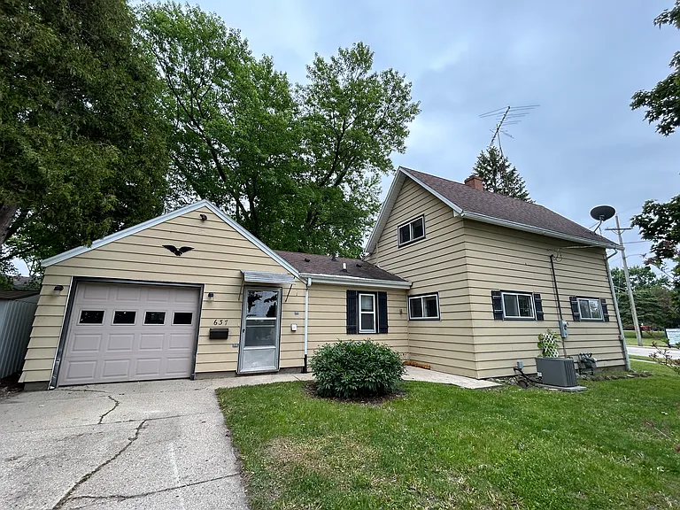 637 W Main St — Photo 1