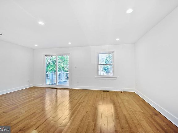 3rd image of 10222 Arizona Cir 18