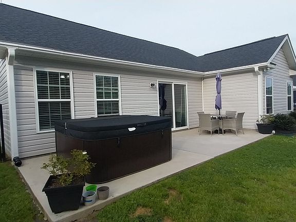 4th image of 387 Blue Rock Dr.