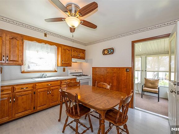3rd image of 1045 Preakness Ave