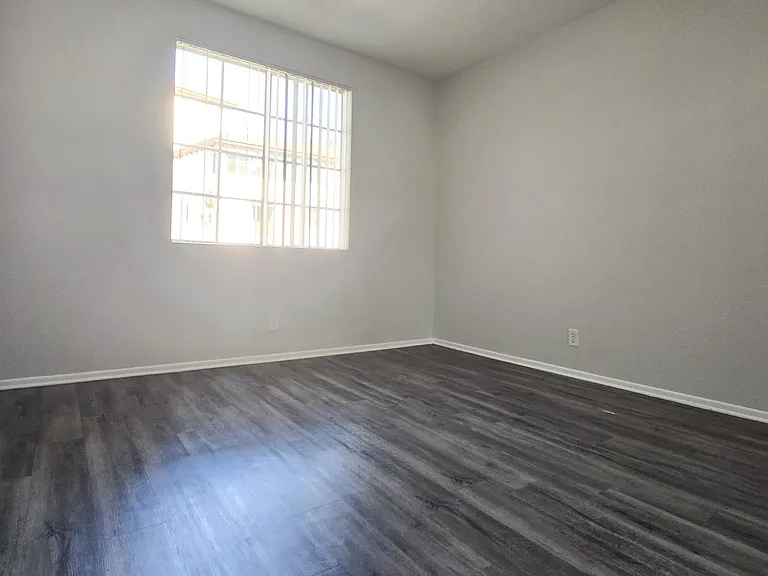 685 Kelton Ave — Photo 32
