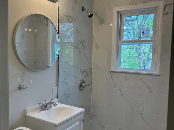 298 Oak Dr, Coraopolis, PA 15108