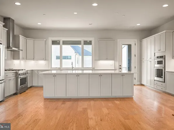 9767 Azure Aly, Bethesda, MD 20817