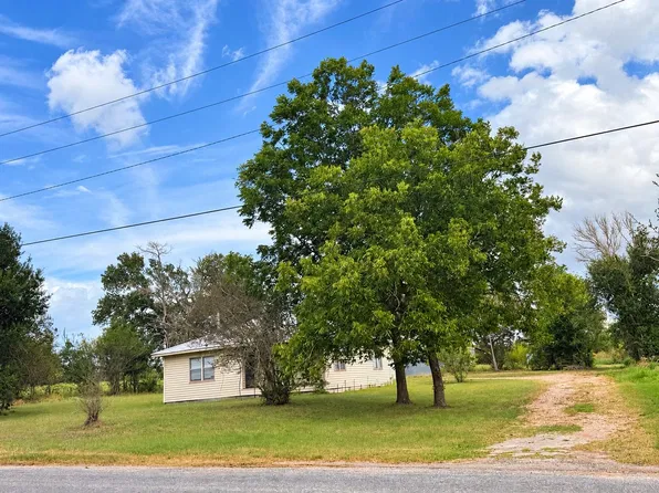 809 S Line Ave, Bellville, TX 77418
