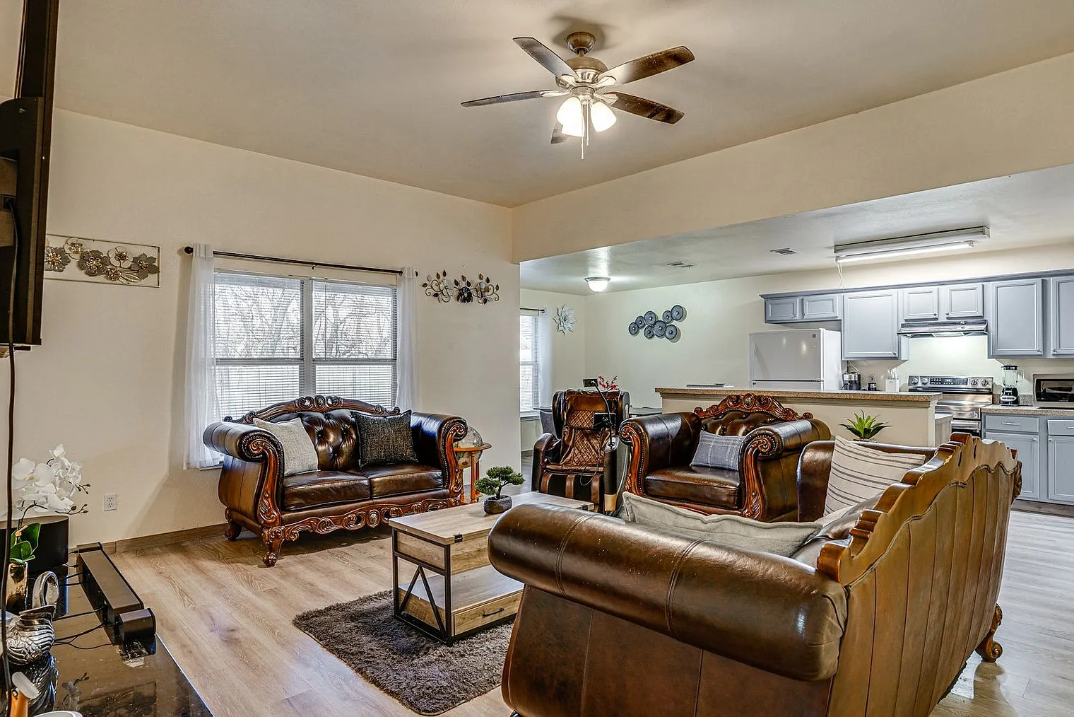 3 bed, 2.0 bath, 1291 sqft, $4,589 — Photo 2