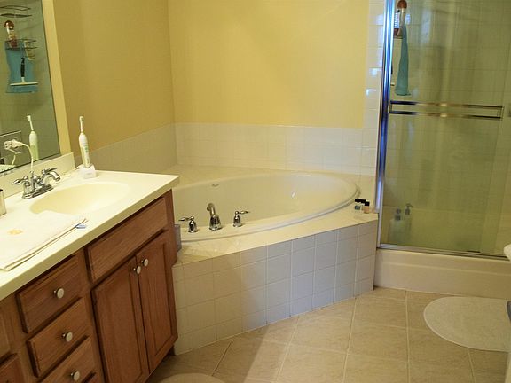 5th image of 2700 Summit Dr APT 209