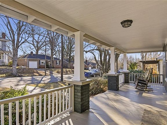 3rd image of 634 Brent St