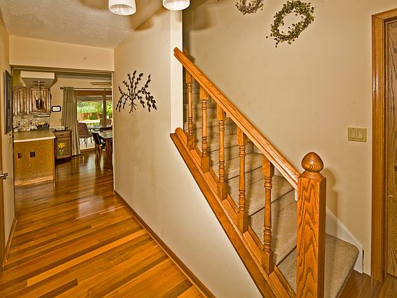 5th image of 989 Valley Creek Dr