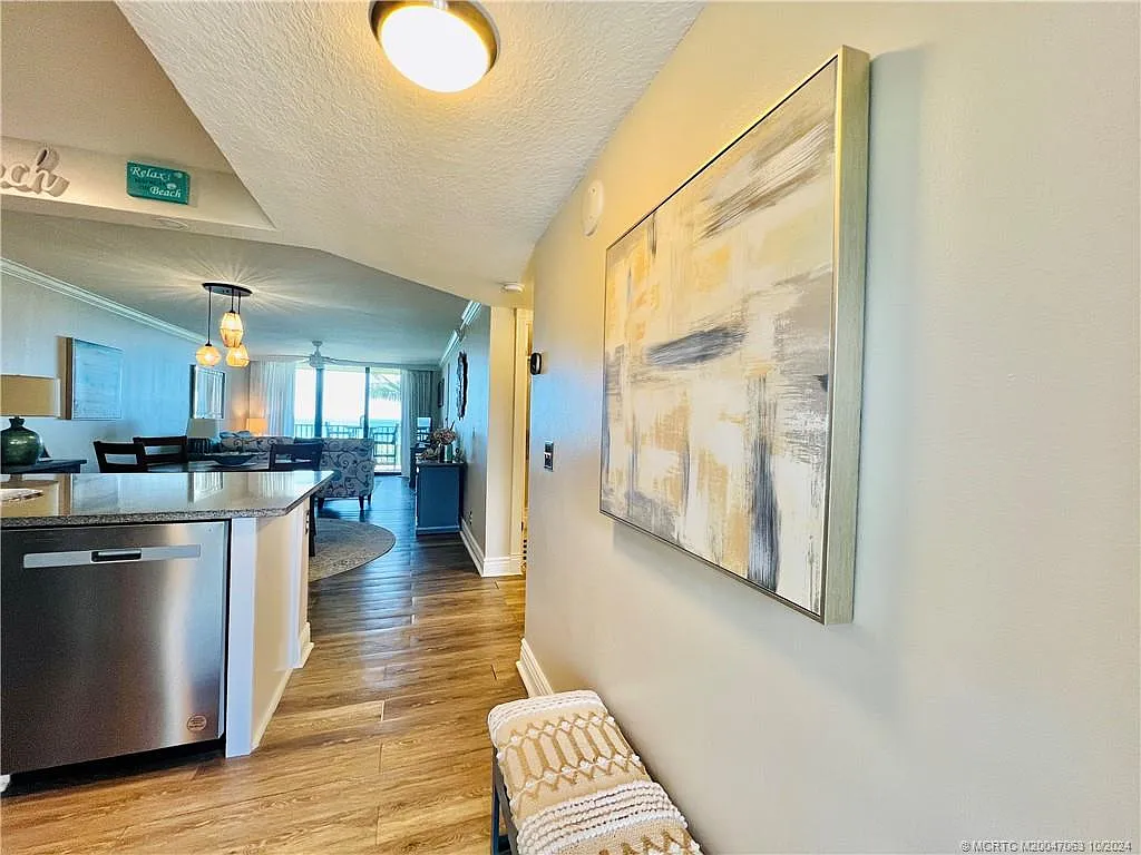 2 bed, 2.0 bath, 984 sqft, $5,650 — Photo 3