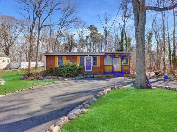 15 Cedar Grove Avenue, Lake Grove, NY 11755