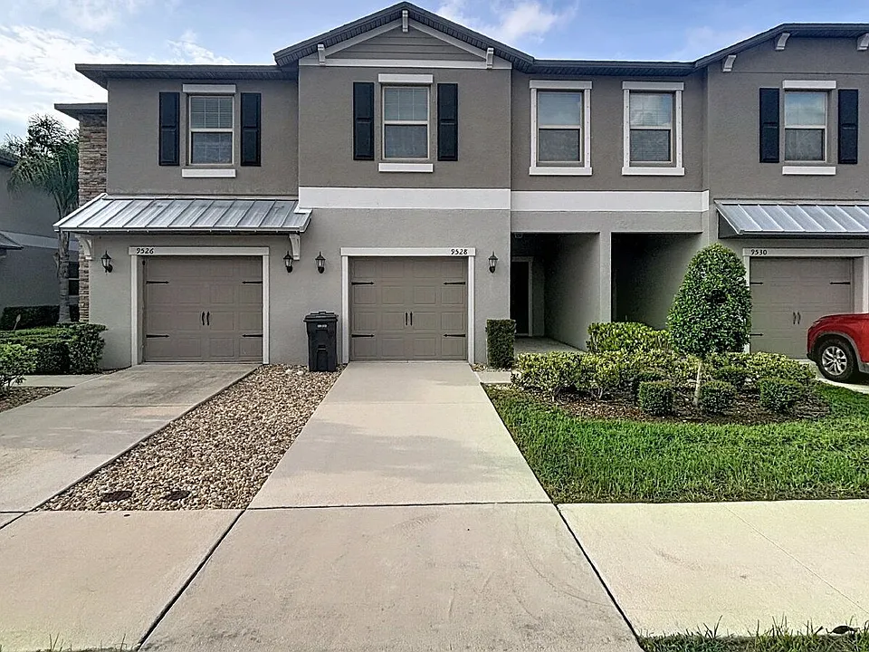 9528 Pembrooke Pines Dr