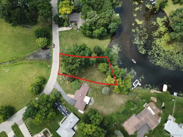 3306 Indianview Dr, Waterford, MI 48329