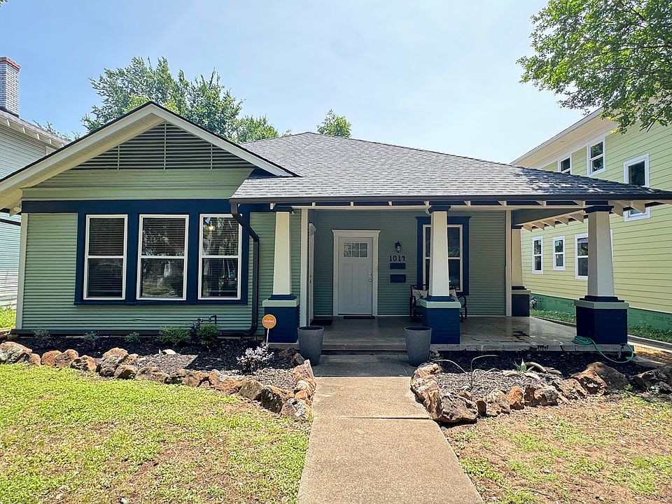 House exterior, front; street view