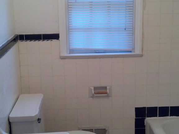 2nd image of 923 E 52nd St