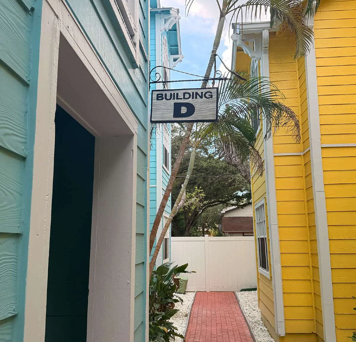 2 bed, 2.0 bath, 897 sqft, $1,800 — Photo 2