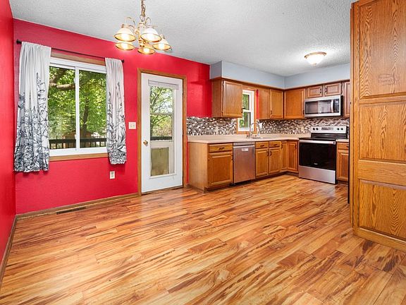 4th image of 906 5th Ave NE