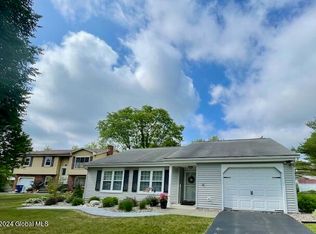 2 Bayberry Ln, Cohoes, NY 12047