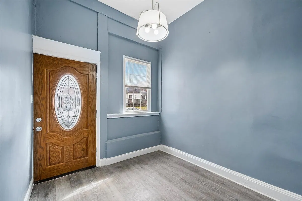 5 bed, 1.0 bath, 1516 sqft, $1,800 — Photo 2