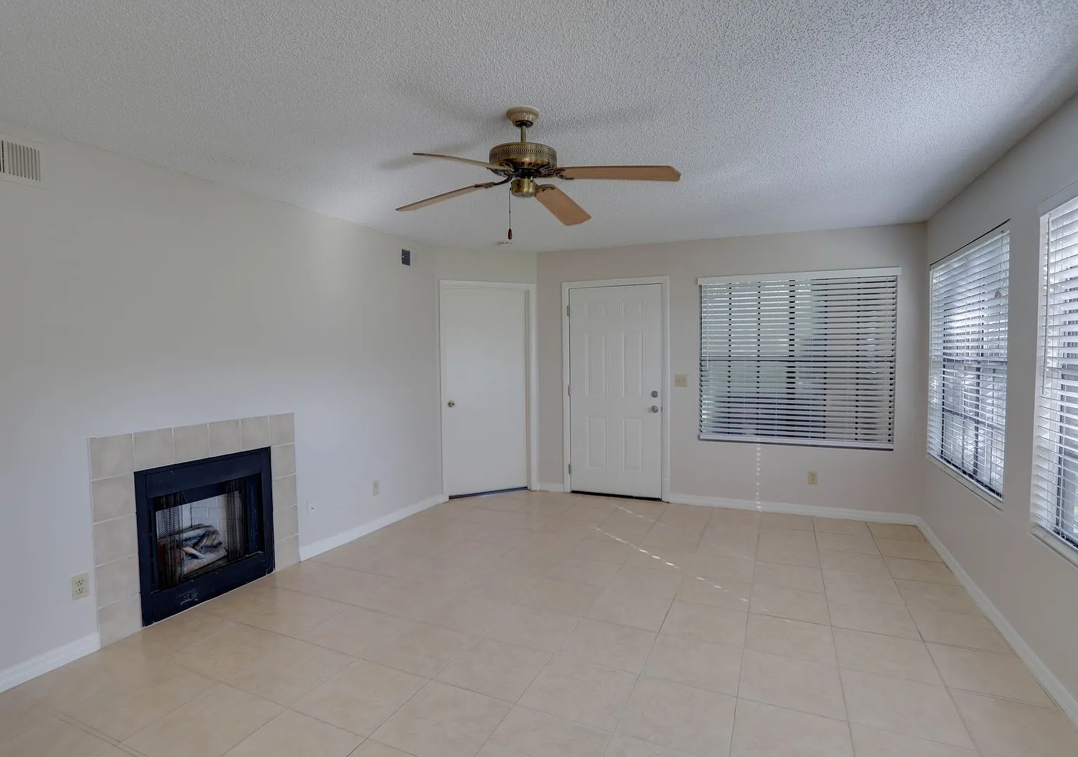 385 Woodside Dr. #101 — Photo 4
