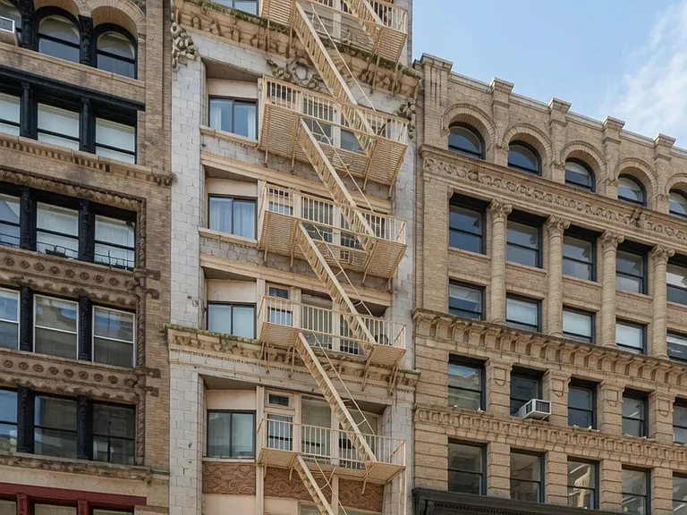 40 E 12th St #A — Photo 8