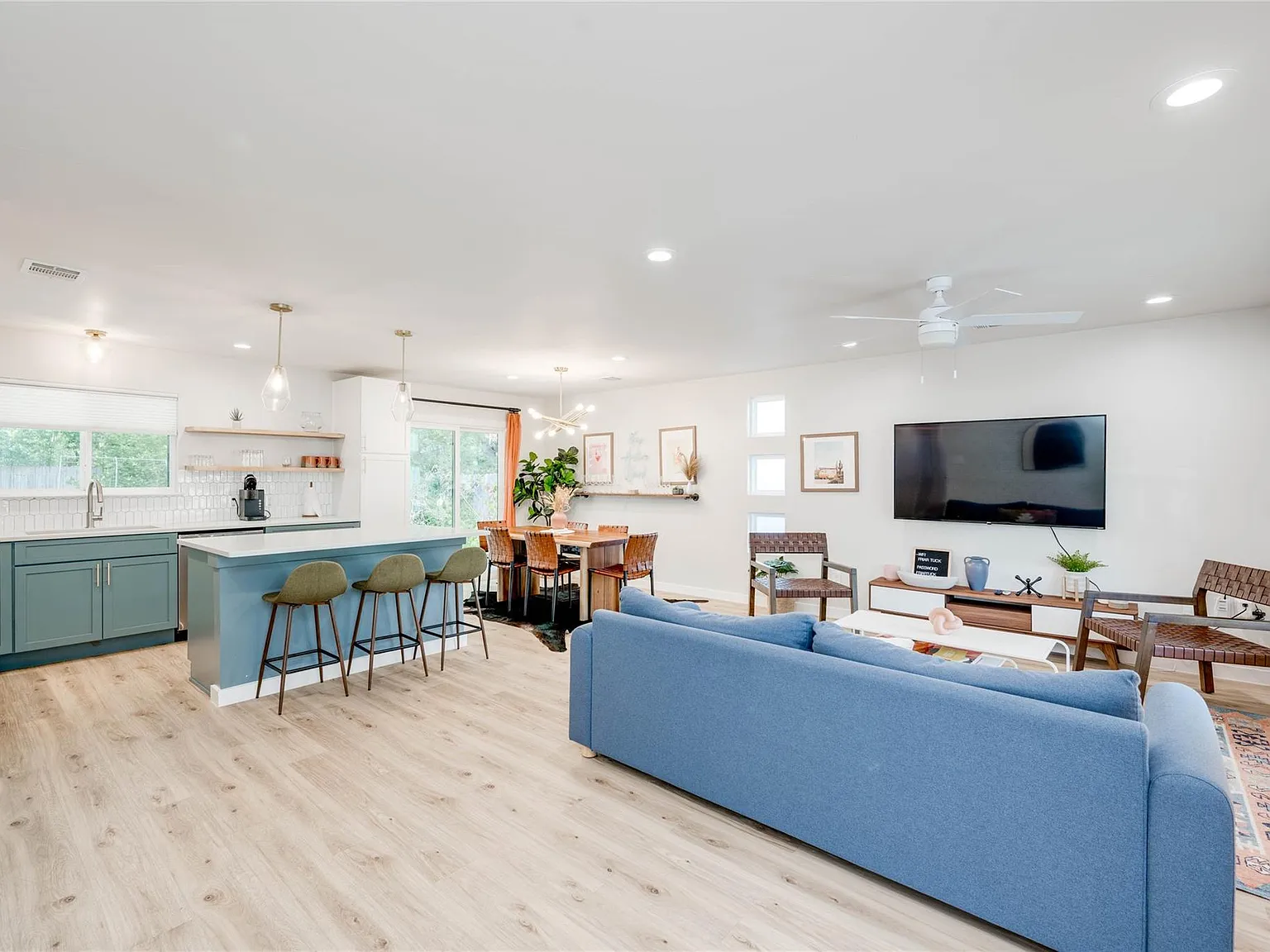 3 bed, 2.0 bath, 1275 sqft, $4,250 — Photo 4