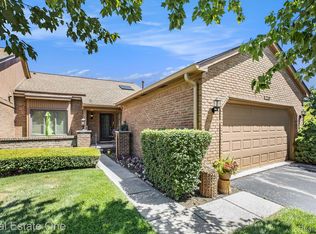 2210 London Bridge Dr, Rochester, MI 48307